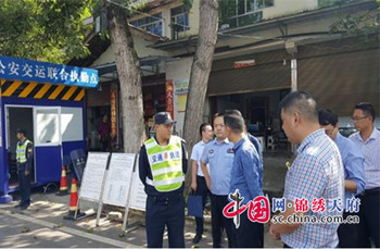 邓斌一行在常乐镇治超站慰问执勤民警和工作人员。网络图