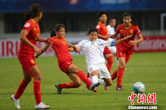 15日，2017亚足联U19女足锦标赛首场比赛在南京打响，中国队2比0战胜乌兹别克斯坦队。　泱波 摄