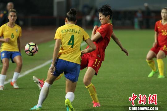 图为获得本届比赛最有价值球员的中国队王珊珊正在与巴西队员拼抢。　周毅 摄