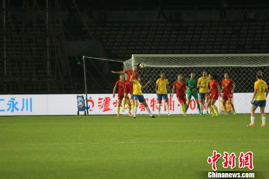 图为中国队球员和巴西队球员争抢头球。　周毅 摄