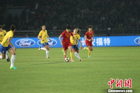 图为中国队球员带球进攻。　周毅 摄