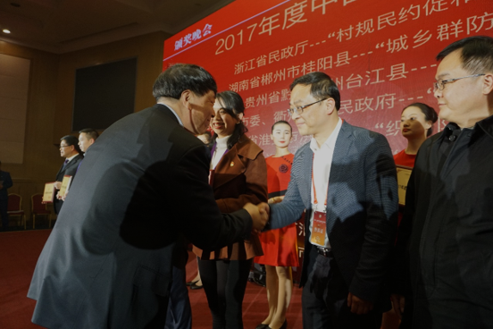 图：中共绍兴市委常委、组织部长徐晓光作为代表领奖
