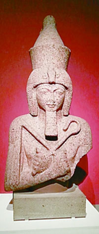“大英博物馆的100件文物中的世界史”展览中的埃及拉美西斯二世雕像 本报记者 李韵摄
