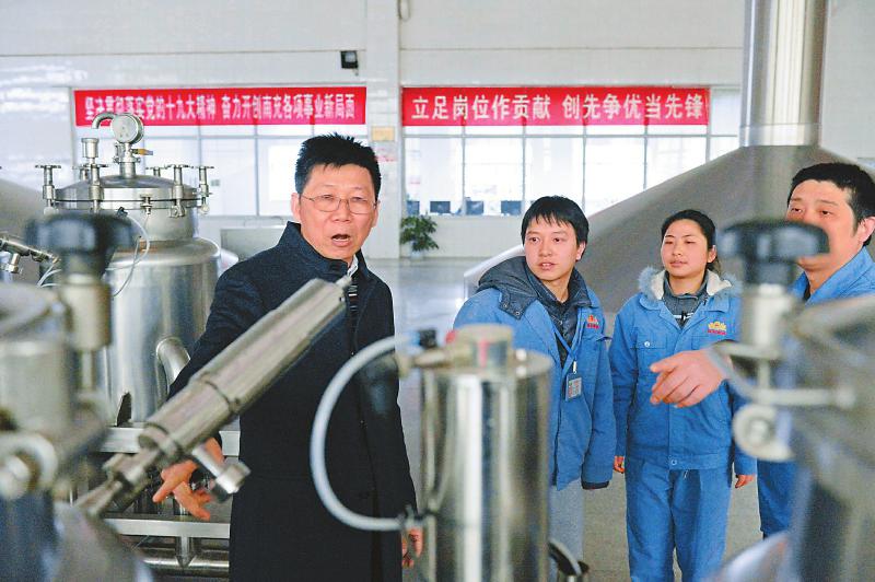1月22日，吴永阳代表（左一）在一家企业的生产车间调研。