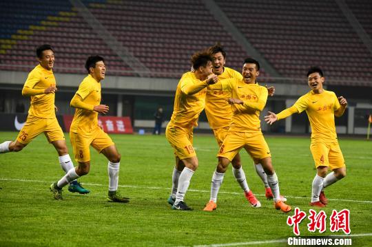 中国足协U-21选拔队员19号吴伟打进绝杀球，与队友庆祝。　杨华峰 摄