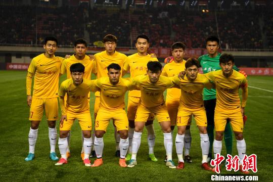 中国足协U-21选拔队首发整容亮相。　杨华峰 摄