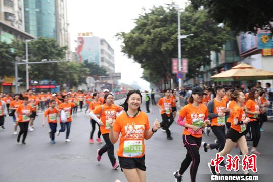 开心奔跑的选手 肇庆旅游局供图 摄