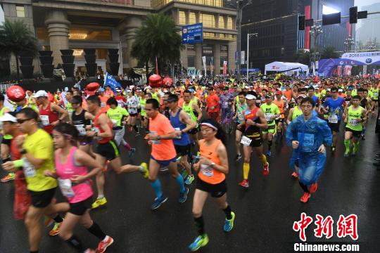 图为重庆国际马拉松吸引了众多爱好者参赛。　陈超 摄