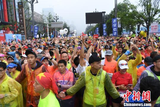 重庆国际马拉松赛开跑非洲选手包揽男女组冠军