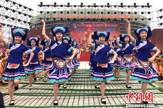 资料图：广西民众跳竹竿舞欢度“壮族三月三”。　黄艳梅 摄