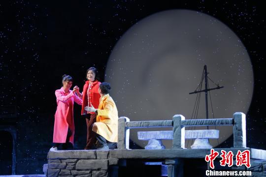 黄梅新戏《遍地月光》4日晚在安徽省歌舞剧院带妆彩排。　刘浩 摄
