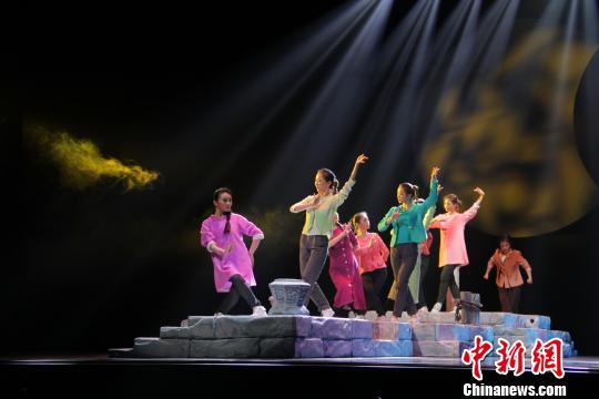 黄梅新戏《遍地月光》4日晚在安徽省歌舞剧院带妆彩排。　刘浩 摄