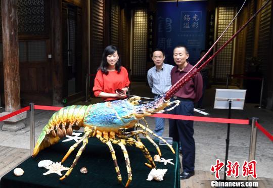 泉州锡雕工艺师林慧创作的《珐琅彩锡雕大龙虾》吸引观众眼球。　记者刘可耕 摄