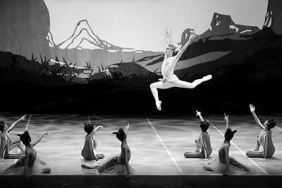 孩子们主演的童话芭蕾舞剧《九色鹿》排练照