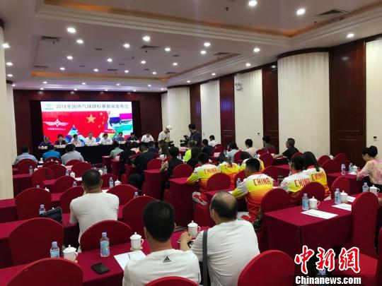全国热气球锦标赛是中国目前规模最大、水平最高的热气球赛事。　胡健 摄