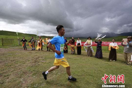 图为当地藏族民众为选手加油助威 胡贵龙 摄