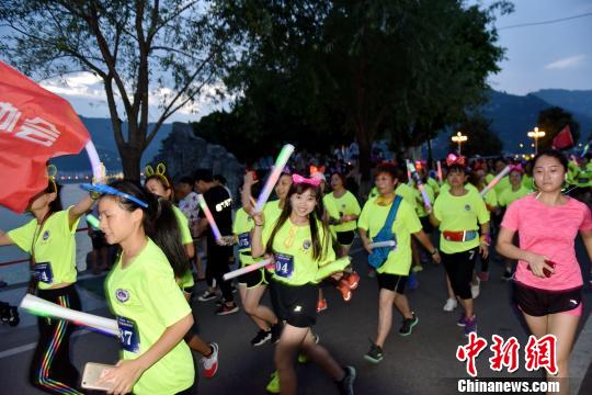 重庆开州区的“跑友”在汉丰湖畔汇聚成闪动莹光的“长龙”。　田浩 摄