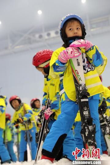 哈尔滨2.6万青少年将体验滑雪运动(华子宾摄)