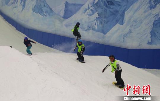 青少年在体验滑雪(华子宾摄)