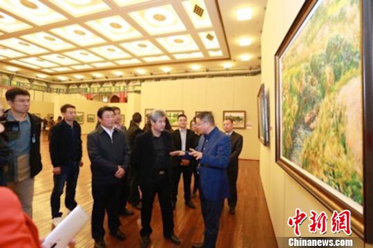 美丽中国·诗意山川暨彭常安先生风景油画展正在北京举行。相关专家11月18日对记者表示，在新时代，要坚持以人民为中心的创作理念，讴歌祖国，讴歌人民。　主办方供图 摄