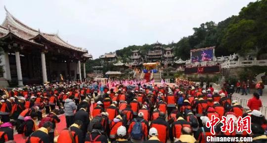 300多位台湾妈祖信众赴福建湄洲岛拜妈祖 共祈两岸和平增进友谊