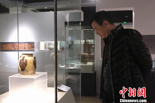 图为市民观看“古韵茶香——镇江博物馆藏历代茶具精品展”。　张颖绿荞 摄