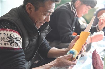 酥油花：藏民族雕塑艺术 指尖上的“魔法”