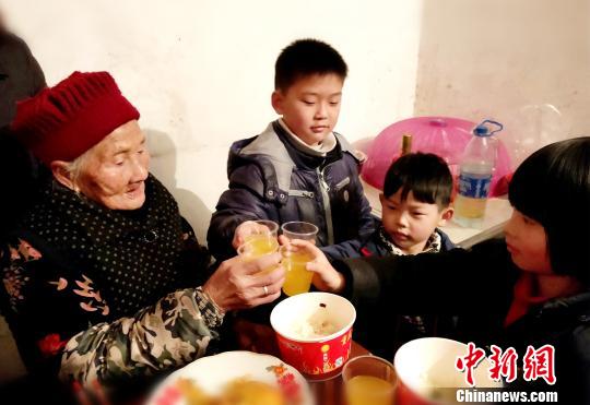 贵州铜仁万山：鲐背老人的年夜饭