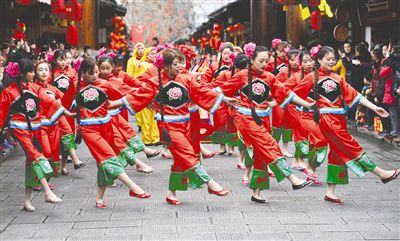 四川阆中摄影师作品《亮花鞋》入选全球华人新春摄影大赛