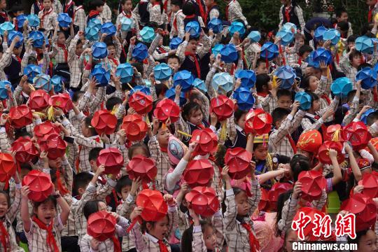 壮乡儿童舞动上千绣球开启壮族 “三月三”欢乐之旅