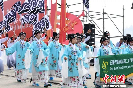 安徽省合肥市临泉路第二小学临风旗舞队表演。　芊烨 摄