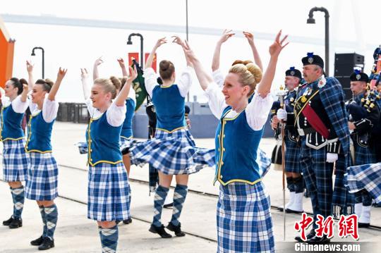 爱丁堡皇家军乐节苏格兰风笛小道军乐舞蹈表演团引来众多注目。　王修远 摄