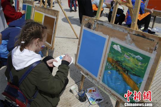 中俄青少年挥笔绘制大桥风貌 黑河中俄青少年活动中心供图 摄