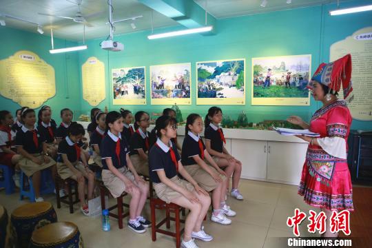 陆连芳给小学生们讲解山歌知识。　朱柳融 摄