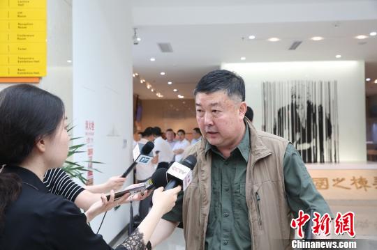 《百年巨匠——苏步青》总导演李黎接受记者采访 陈尔杰 摄