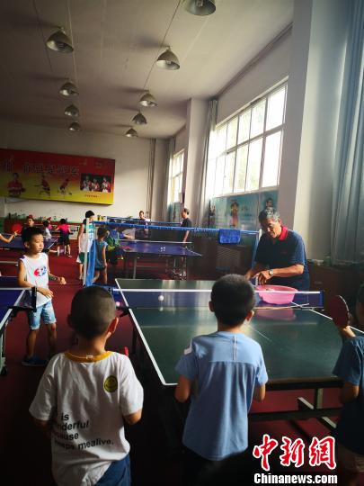 图为石家庄市和平西路小学乒乓球馆内正在训练的小队员。　李洋 摄