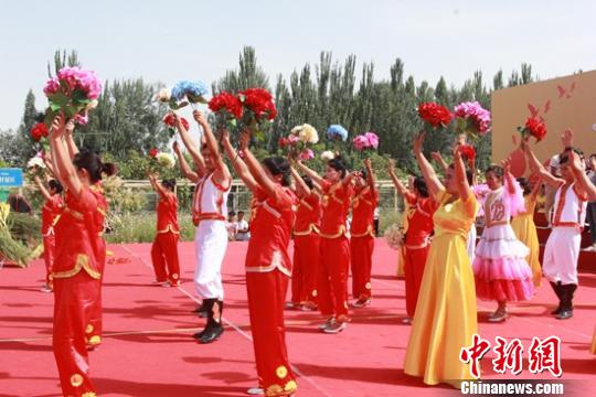 新疆和田举办“中国农民丰收节”村民载歌载舞