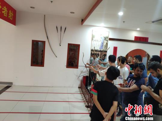 外国人体验中国传统弓箭。　王昊昊 摄