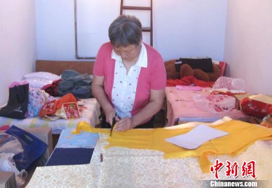 葫芦枕是把不同颜色的布裁剪成十四块大小不同的式样，在内芯填充好材料后，一块一块缝起来，烫平整。舒富先提供