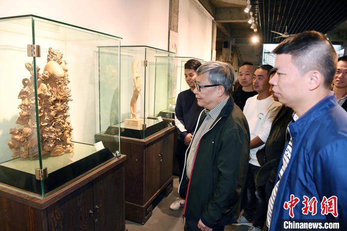 此次展览共展出中国工艺美术大师林学善经典作品及其徒弟作品近百件。　记者刘可耕 摄