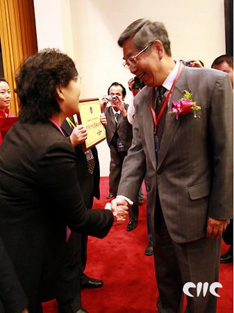 图文：许嘉璐副委员长与获奖代表握手