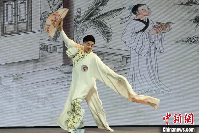 一名参加选拔活动的优秀青年戏曲演员进行戏曲基本功水袖展示。　记者刘可耕 摄
