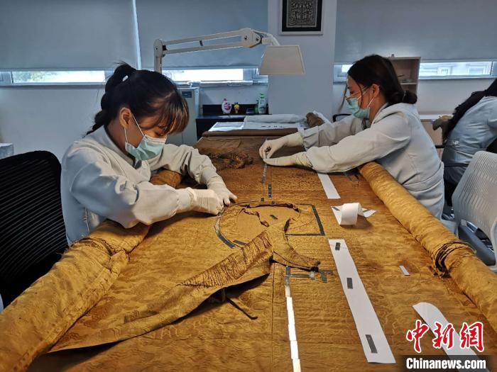 丝绸博物馆“女医生”：20余年巧手缝补曾修复慈禧龙袍