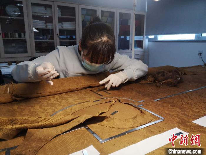 中国丝绸博物馆纺织品文物修复现场。　童笑雨 摄