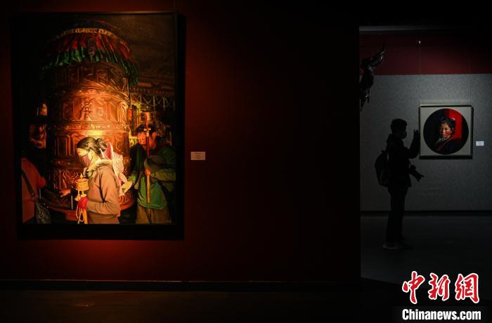 5月17日，民众参观《爱慈敬喜——李光林西藏题材油画作品展》。　何蓬磊 摄