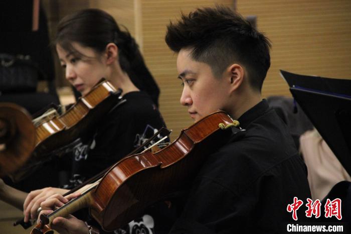 西安交响乐团中提琴演奏员庄燊(右)在排练厅彩排。　张一辰 摄