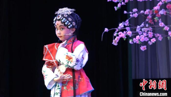 上海五岁“萌娃”戏曲表演入围校园中华戏曲大赛