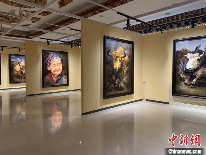 7月10日，由西藏文化博物馆主办的“高原精灵——辜静先生油画展”在北京开幕。图为画展现场。　杨程晨 摄
