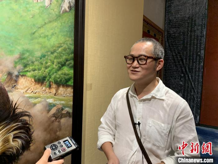 7月10日，由西藏文化博物馆主办的“高原精灵——辜静先生油画展”在北京开幕。图为画家辜静。　杨程晨 摄