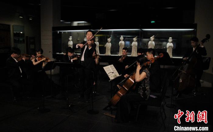 图为西安交响乐团在西安博物院唐代仕女俑前演奏。　张一辰 摄